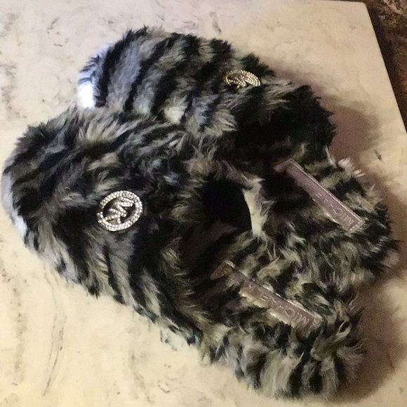 Michael Kors fuzzy slide slippers - Picture 2 of 6